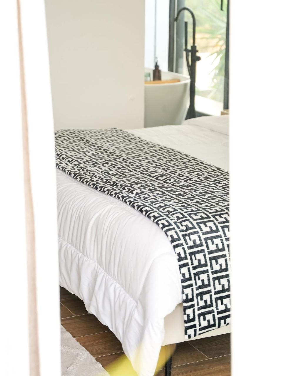 Chemin de lit réversible avec coussins décoratifs -MBH