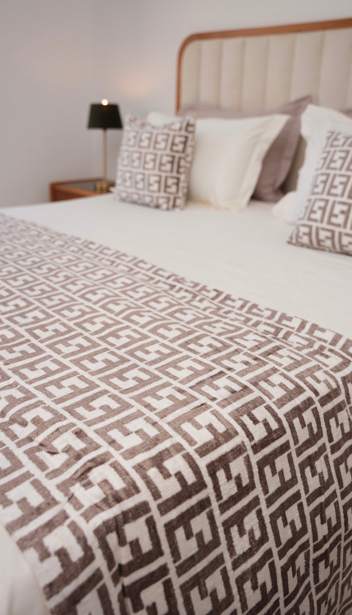 Chemin de lit réversible avec coussins décoratifs -MBH